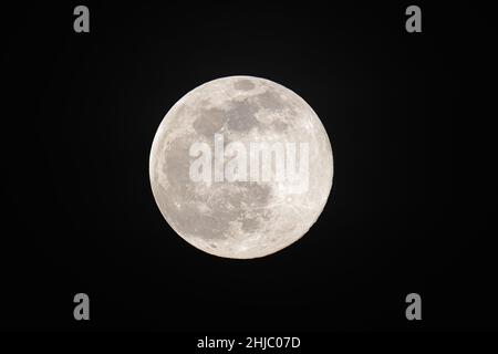 Luna piena nella notte scura Foto Stock