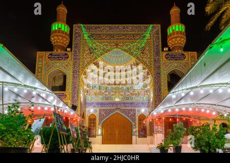 Dubai, Emirati Arabi Uniti, 24.09.21. L'entrata della Moschea Iraniana (Moschea Imam Hussein) a Dubai, con piastrelle colorate, facciata in stile persiano e colò bandiera nazionale degli Emirati Arabi Uniti Foto Stock