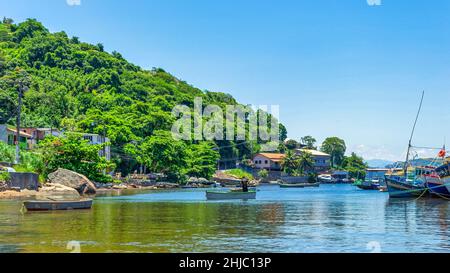 Paesaggio montano con barche a Jurujuba. La comunità di pescatori di Jurujuba fa parte della costa della baia di Guanabara nella città di Nitreoi, Rio de Janeiro, B. Foto Stock