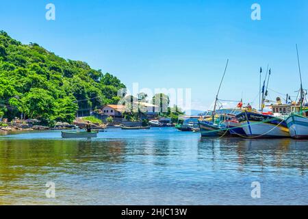 Grandi barche ormeggiate da una collina nella zona costiera di Jurujuba. La comunità di pescatori di Jurujuba fa parte della costa della baia di Guanabara nella città di Nitreoi Foto Stock