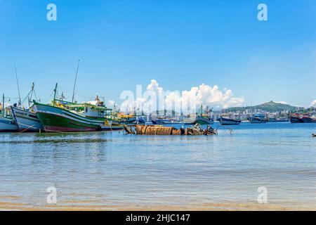 Barche sulla costa di Jurujuba. La comunità di pescatori di Jurujuba fa parte della costa della baia di Guanabara nella città di Nitreoi, Rio de Janeiro, Brasile. Foto Stock