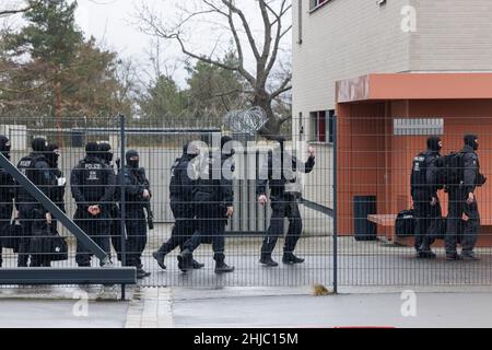 Dresda, Germania. 28th Jan 2022. Gli ufficiali di polizia camminano fuori dal tribunale regionale superiore di Dresda, dove il processo per il guarista gioiello nella volta Verde del Palazzo della Residenza di Dresda inizierà nel novembre 2019. Più di due anni dopo il furto del gioiello dalla storica Green Vault di Dresda, inizia il processo di sei presunti autori. Credit: Jens Schlueter/AFP Pool/dpa/Alamy Live News Foto Stock