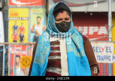 Kolkata, Bengala Occidentale, India. 28th Jan 2022. Una donna che indossa la maschera per proteggersi dal covid-19. Ogni giorno il numero di casi Omicron (Covid-19) sta crescendo rapidamente in tutto il mondo. (Credit Image: © Rahul Sadhukhan/Pacific Press via ZUMA Press Wire) Foto Stock