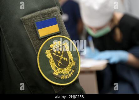 DNIPRO, UCRAINA - 28 GENNAIO 2022 - durante una campagna di donazione di sangue presso la regione di Ilya Mechnikov Dnipropetrovsk Viene raffigurato Un cerotto della Guardia Nazionale Foto Stock