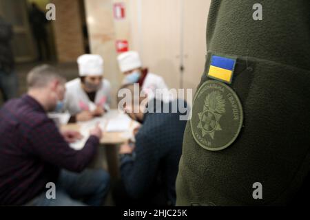 DNIPRO, UCRAINA - 28 GENNAIO 2022 - durante una campagna di donazione di sangue presso la regione di Ilya Mechnikov Dnipropetrovsk Viene raffigurato Un cerotto della Guardia Nazionale Foto Stock