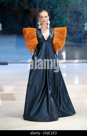 (220128) -- PARIGI, 28 gennaio 2022 (Xinhua) -- Un modello presenta una creazione delle collezioni di Haute Couture di Imane Ayissi Primavera/Estate 2022 durante la Paris Fashion Week a Parigi, Francia, 27 gennaio 2022. (Foto di Piero Biasion/Xinhua) Foto Stock