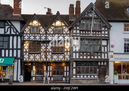 Il Garrick inn e Harvard House al tramonto. High Street, Stratford upon Avon, Warwickshire, Inghilterra Foto Stock