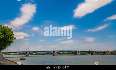 Bella vista panoramica del famoso Theodor-Heuss-Brücke a Magonza, il ponte ad arco che collega gli stati tedeschi di Renania-Palatinato e Assia. Il... Foto Stock