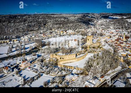 veduta aerea di pappenheim, un piccolo villaggio con castello nel parco naturale di altmühltal, baviera, germania in giornata di sole in inverno Foto Stock