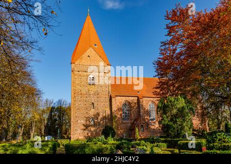 Chiesa del villaggio a Kirchdorf sull'isola del Mar Baltico di Poel, Meclemburgo-Pomerania occidentale, Germania, Europa Foto Stock