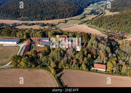 veduta aerea di un piccolo villaggio con castello nel parco naturale di altmühltal, baviera, germania in autunno Foto Stock