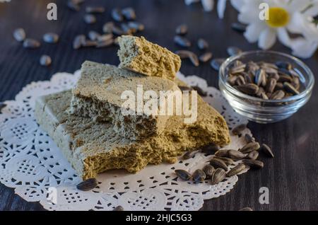 halva e semi di girasole in primo piano su sfondo nero Foto Stock