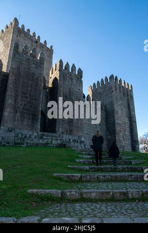 Castello di Guimarães (Castelo de Guimarães), è il principale castello medievale nel comune di Guimarães, nella regione settentrionale del Portogallo. Foto Stock