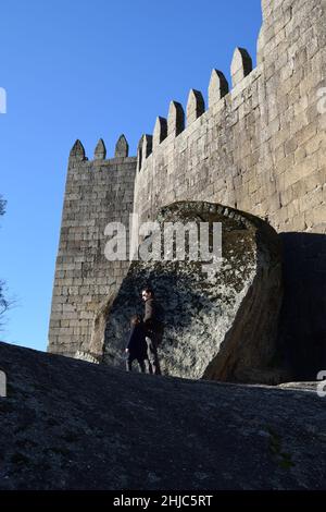 Castello di Guimarães (Castelo de Guimarães), è il principale castello medievale nel comune di Guimarães, nella regione settentrionale del Portogallo. Foto Stock