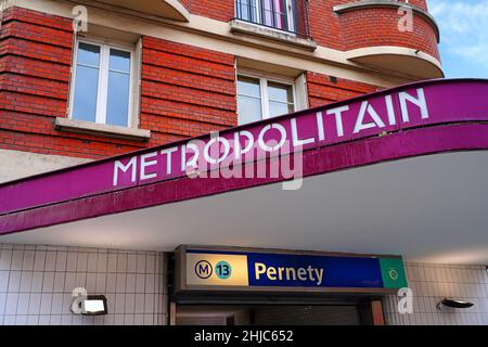 PARIGI, FRANCIA -9 JAN 2022- Vista dell'entrata della stazione della metropolitana Pernety sulla linea 13 in rue Raymond Losserand nel 14th arrondissement di Parigi. Foto Stock