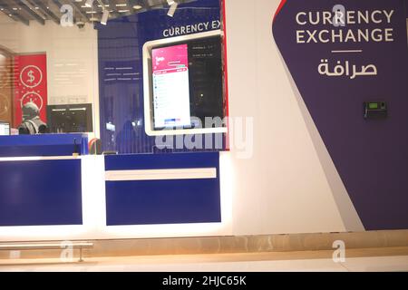 Cambio valuta nella sala degli arrivi del nuovo terminal, Bahrain International Airport, Muharraq, Regno del Bahrain Foto Stock