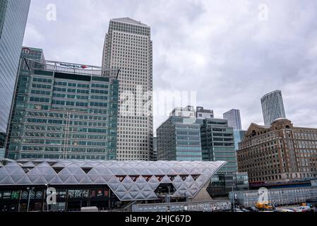 Quartiere finanziario con grattacieli e paesaggio urbano a Canary Wharf Foto Stock