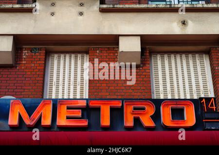 PARIGI, FRANCIA -9 JAN 2022- Vista dell'entrata della stazione della metropolitana Pernety sulla linea 13 in rue Raymond Losserand nel 14th arrondissement di Parigi. Foto Stock