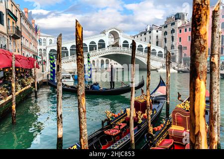 Incredibile città romantica di Venezia, ponte di Rialto sul Canal Grande e gondole. Viaggi in Italia e luoghi di interesse Foto Stock