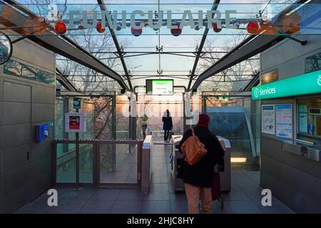 PARIGI, FRANCIA -14 JAN 2022- Vista della Funicolare di Montmartre, un sistema di trasporto inclinato che salirà sulla collina di Montmartre nel 18th circondario di Foto Stock