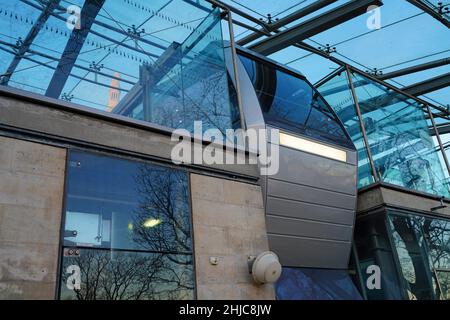 PARIGI, FRANCIA -14 JAN 2022- Vista della Funicolare di Montmartre, un sistema di trasporto inclinato che salirà sulla collina di Montmartre nel 18th circondario di Foto Stock