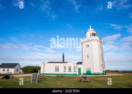 Faro di trevose bianco con cielo blu nuvoloso in giornata di sole Foto Stock