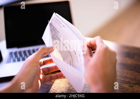 Busta di check-in del libro paga. Man Hand Holding Paycheck Foto Stock