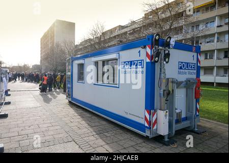 28 gennaio 2022, Sassonia-Anhalt, Halle (Saale): Una guardia di polizia mobile si trova di fronte al Centro Culturale Islamico di Halle-Neustadt. Il Consiglio dei rifugiati della Sassonia-Anhalt aveva chiesto un incontro di solidarietà nella preghiera del venerdì. Lo sfondo è rinnovato colpi da un fucile ad aria in un centro culturale islamico a Halle. Foto Stock