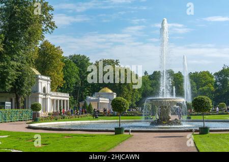 Peterhof, vista delle grandi fontane e colonnati Voronikhinsky nel Parco inferiore Foto Stock