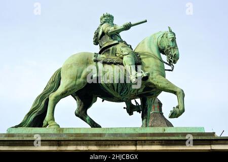 Uno dei punti di riferimento di Düsseldorf: La statua equestre di Jan Wellem (Johann Wilhelm II) dello scultore Gabriel Grubello sulla piazza del mercato. Foto Stock