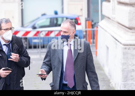 Roma, Italia. 28th Jan 2022. Massimo Garavaglia cammina verso l'ingresso del Palazzo Montecitorio per il quinto voto per l'elezione del nuovo Presidente della Repubblica, il 28 gennaio 2022 (Credit Image: © Matteo Nardone/Pacific Press via ZUMA Press Wire) Foto Stock