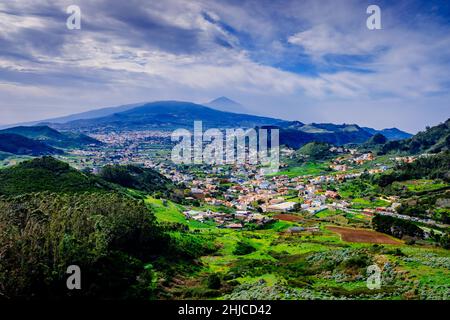 Vista della città di San Cristóbal de la Laguna da un punto di vista nel Parco Naturale Anaga. Foto Stock