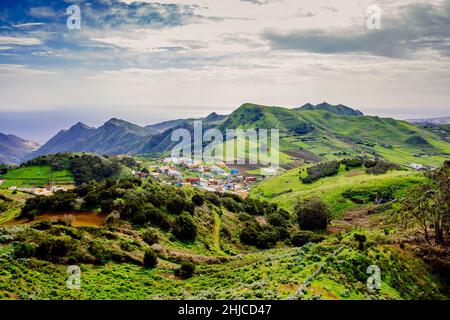 Vista dei villaggi di Tenerife da un punto di vista nel parco naturale di Anaga. Foto Stock