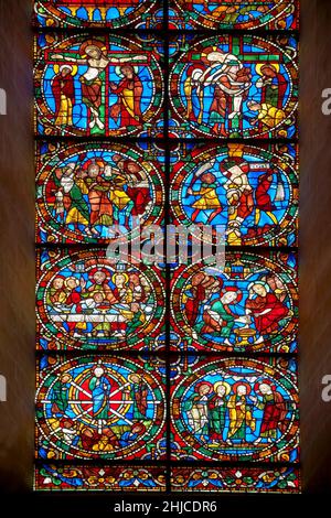 Vetrata medievale della Cattedrale Gotica di Chartres, Francia - dedicata alla Passione. La Passione di Cristo è la storia di Gesù Chr Foto Stock