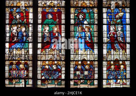Vetrate della Cattedrale di Chartres, Francia - mostrando i re di Francia. Un sito patrimonio dell'umanità dell'UNESCO. Le vetrate colorate di Char Foto Stock
