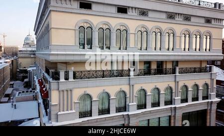 Complesso di nuovo appartamento residenziale con altri servizi all'aperto. Scorta. Vista dall'alto degli appartamenti di lusso in città. Foto Stock