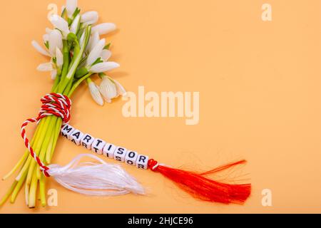 bouquet di gocce di neve legato con cordoncino intrecciato rosso e bianco, martistore rumeno 1st di tradizione marmotana Foto Stock