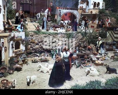 La Spagna è un paese molto religioso e a Natale tutte le chiese, i negozi e le case sono decorate con presepi e tableaux Foto Stock