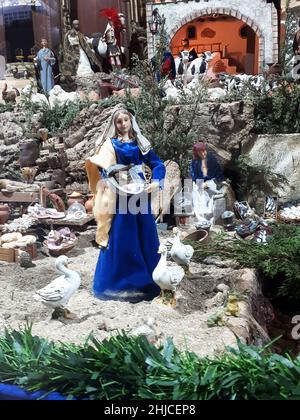 La Spagna è un paese molto religioso e a Natale tutte le chiese, i negozi e le case sono decorate con presepi e tableaux Foto Stock