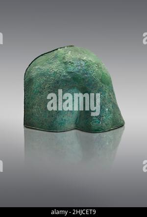 Il casco dei soldati di bronzo micenei 1050-1025 AC. Museo Archeologico di Nauplia. I reperti archeologici micenei suggeriscono che sia la caccia che la guerra Foto Stock