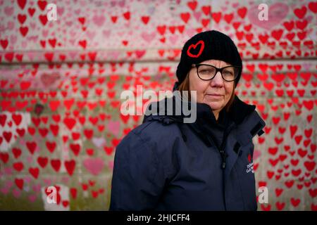 Lynn Jones, un membro del gruppo della campagna "famiglie per la giustizia" del Covid-19 che perse suo marito Gareth a Covid-19 nel marzo 2021, in piedi dal National Covid Memorial Wall di fronte al Palazzo di Westminster nel centro di Londra. Data foto: Venerdì 28 gennaio 2022. Foto Stock