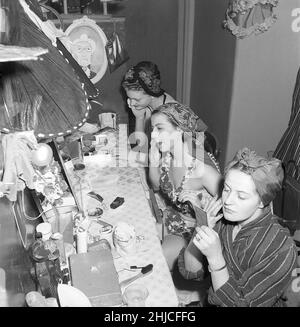 Nel 1940s. Le donne attrici o ballerine al teatro si stanno preparando per la performance serale. Hanno messo sul make-up di fronte agli specchi sul palco posteriore nel loro spogliatoio. Svezia 1946. Kristoffersson Y26-6 Foto Stock