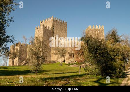 Castello di Guimarães (Castelo de Guimarães), è il principale castello medievale nel comune di Guimarães, nella regione settentrionale del Portogallo. Foto Stock