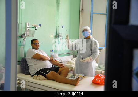 Tunisi, Tunisia. 27th Jan 2022. Tunisi, Tunisia. Gennaio 27, 2022. I pazienti affetti dal virus Covid-19 sono trattati presso l'ospedale Charles de Gaulle di Tunisi, Tunisia. Le infezioni di Covid-19 hanno continuato ad aumentare in Tunisia nel gennaio 2022, con il governo che impone un coprifuoco e misure preventive per contenere la diffusione del virus (Credit Image: © Hasan Mrad/IMAGESLIVE via ZUMA Press Wire) Foto Stock