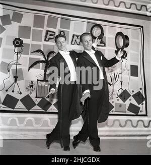 Revue nel 1950s. Gli attori di scena Hans Bertheau e per Lindqvist elegantemente vestiti in abiti neri di cappotto di coda si pongono sul palco durante la rivisita Scala i gala 1954. Svezia Kristoffersson Ref BR95-10 Foto Stock