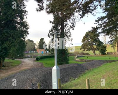 Sywell Country Park Northamptonshire UK telecamere CCTV tarmac strada segnaletica collina erba alberi albero strada campagna passeggiata Foto Stock