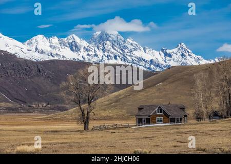 Storico Miller Cabin, parte del Grace e del Robert Miller Ranch, nella National Elk Refuge vicino al Grand Teton National Park, Wyoming, USA Foto Stock