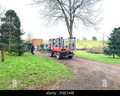 Sywell Country Park Northamptonshire UK Caron camion lavoratori che lavorano raccolta raccogliere magazzino metallo ringhiere cancelli campi campo stradale persona veicolo Foto Stock