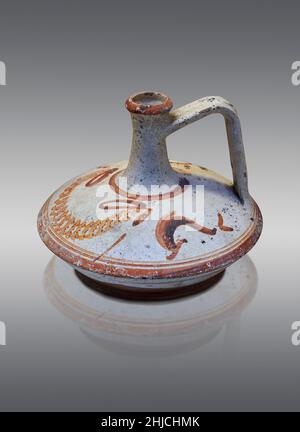 Antica laginoi in ceramica bianca greca con patters dipinti marroni. Epidauro, 2-1st sec. a.C. Museo Archeologico di Nauplia. Su sfondo grigio. Pho Foto Stock