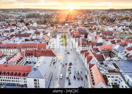 Pfaffenhofen an der ILM von oben, Luftaufnahme Sonnenaufgang über dem Rathaus Pfaffenhofen Foto Stock